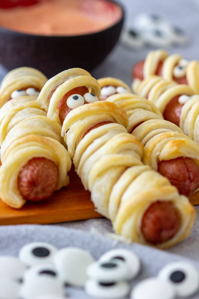 Hot dog mummies: Perfect recipes for a Halloween theme dinner with the kids | recipe via Appetizer Addiction