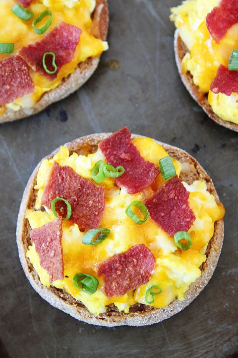 Back to School Breakfasts: English Muffin Breakfast Pizzas from Two Peas and Their Pod Back to School Breakfasts: English Muffin Breakfast Pizzas from Two Peas and Their Pod