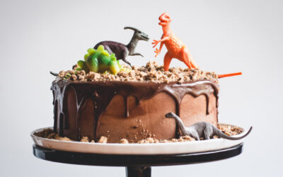 Super cool dinosaur birthday party cakes and cupcakes that are actually easy to make.