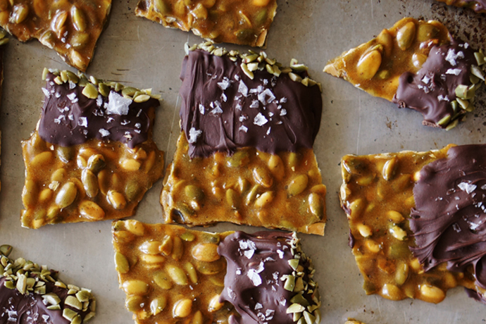Looking for how to use pumpkin seeds? This Chocolate Dipped Pumpkin Seed Brittle seems like a good idea! | Honestly Yum