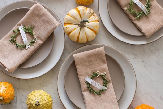 Mini Rosemary Wreaths are a super simple and totally gorgeous Thanksgiving table setting | Spoon Fork Bacon