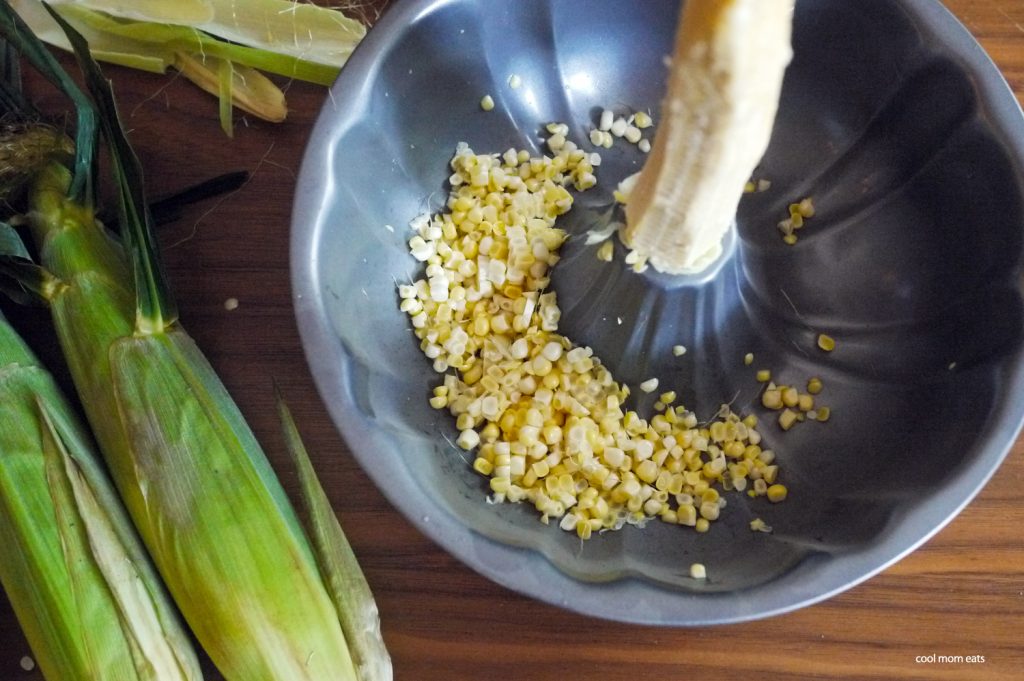 The secret mess-free way to cut corn kenels off the cob | Cool Mom Eats