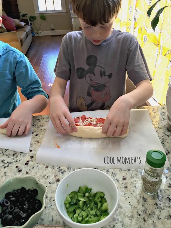 Easy school lunch ideas kids can make themselves | Pizza Pinwheels at Cool Mom Eats © Kate Etue