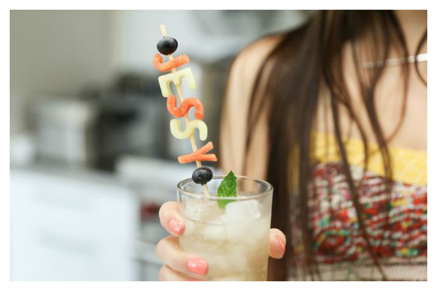 8 OMG summer party hacks for the food and drink at your next outdoor party.