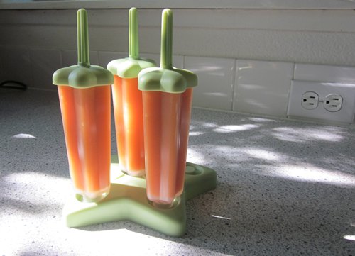 Low sugar teething snacks: Homemade Veggie Ice Pops | Growing a Green Family