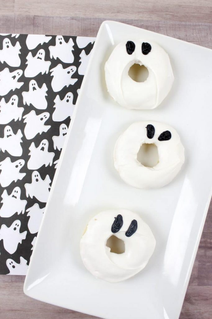 Easy Halloween treats for kids: Ghost Doughnuts | Crayons and Cravings