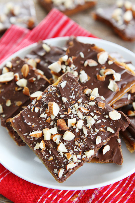 Best holiday cookies for those who don't love to bake: Easy Graham Cracker Toffee | Two Peas & Their Pod 