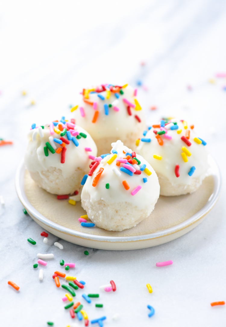 Champagne desserts for New Year's Eve: Champagne Cake Balls | The Seasoned Mom