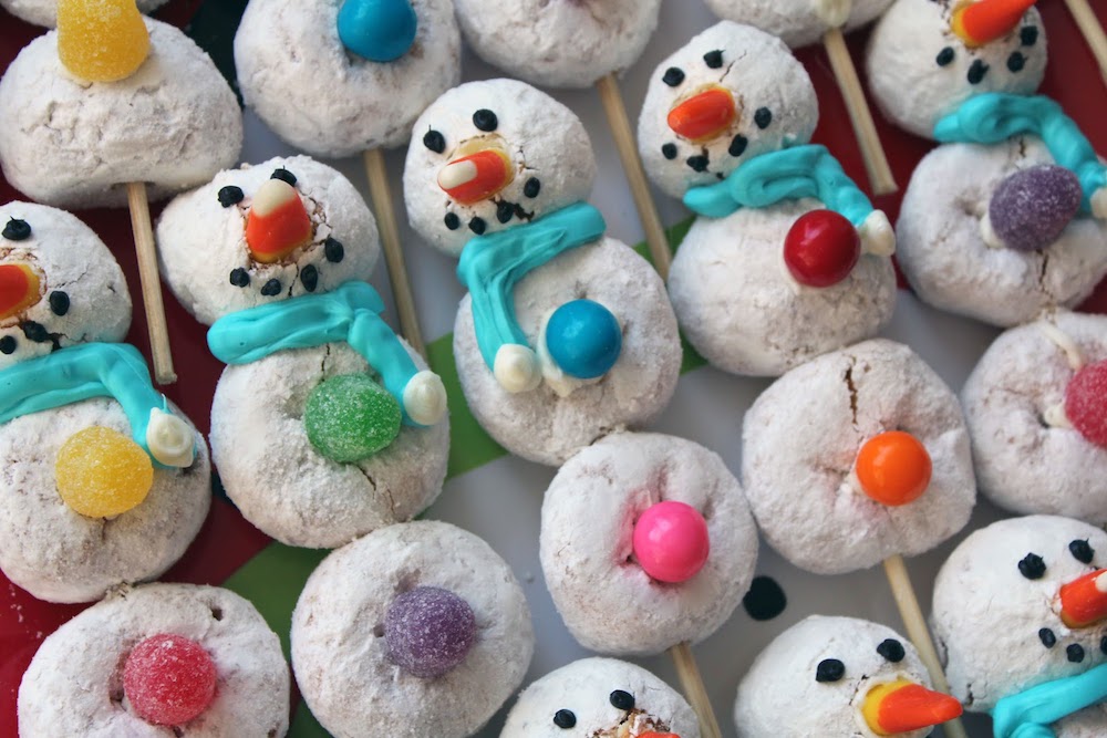 Delicious and totally easy holiday food crafts for kids: Powdered Donut Snowmen at Worth Pinning