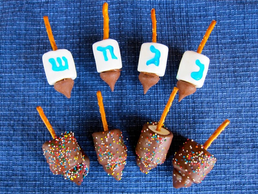 Delicious and totally easy holiday food crafts for kids: Candy dreidels at Tori Avey