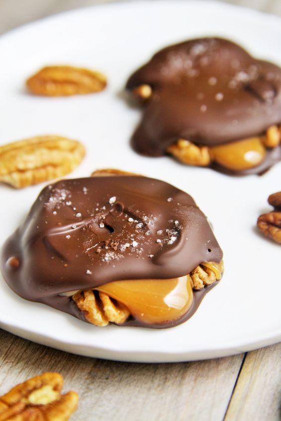 Our favorite homemade holiday food gifts: Homemade Chocolate Pecan Turtles | The Tasty Bite