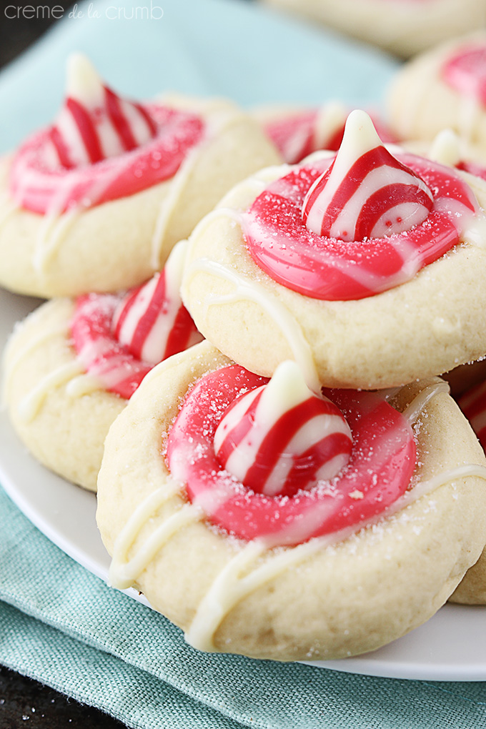 Holiday thumbprint cookies: Peppermint Kiss Thumbprint Cookies | Le Creme de la Crumb 