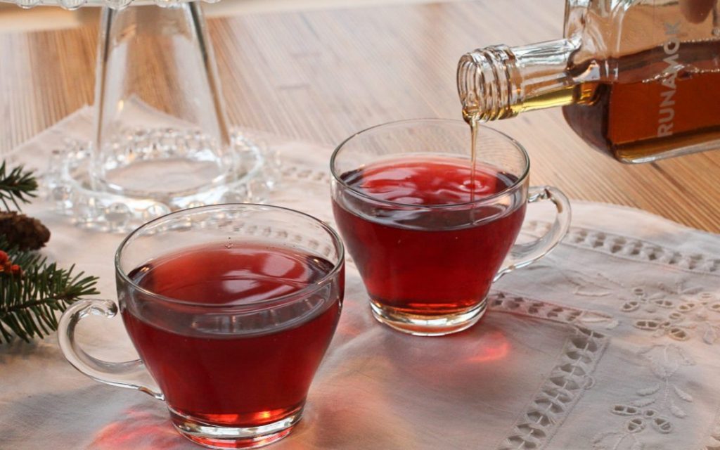 Prancer's Punch: A fabulous holiday cocktail recipe from Runamok maple syrup, made with pomegranate juice and a little cinnamon + vanilla infused maple syrup