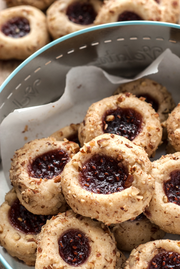 Holiday thumbprint cookies: Raspberry Shortbread Thumbprint Cookies | The Pretend Baker