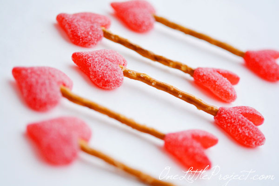 Easy Valentine's Day treats for the classroom: Easy Cupid's Arrow Pretzels | One Little Project 