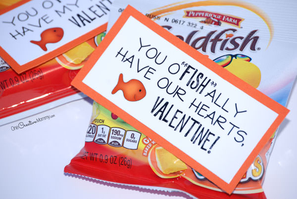 Easy Valentine's Day treats for the classroom: Goldfish free printable valentine cards | One Creative Mommy 