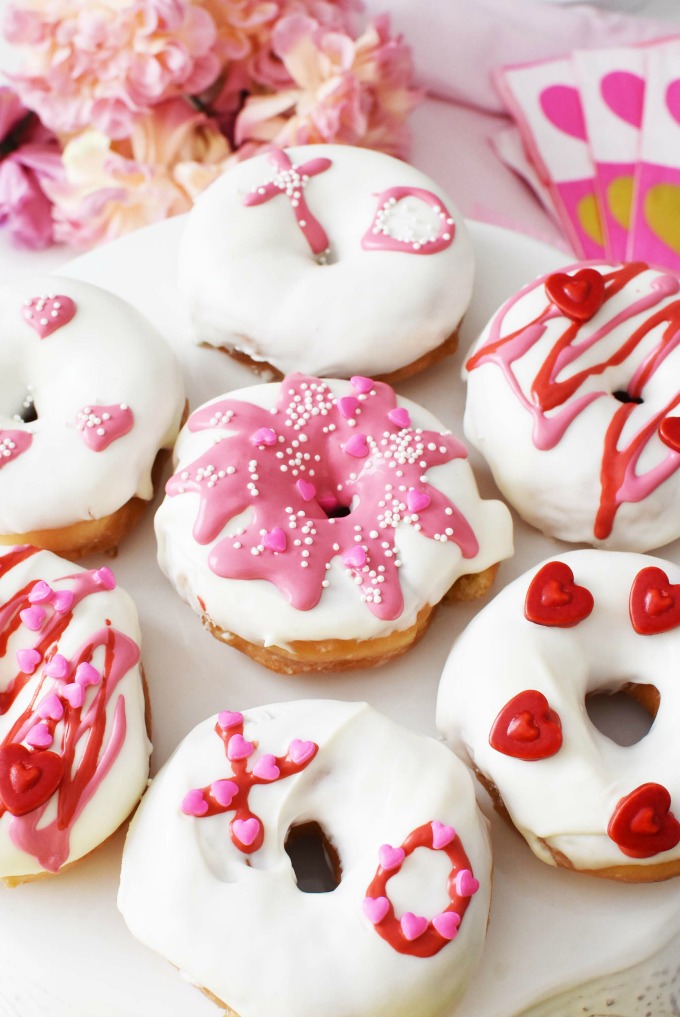Easy Valentine's Day treats for the classroom: DIY Valentine's Day Donuts | Savvy Saving Couple 