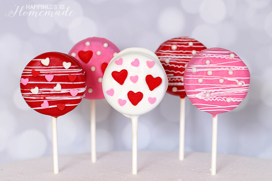 Easy Valentine’s Day treats for the classroom: Valentine’s Day Oreo Pops | Happiness is Homemade