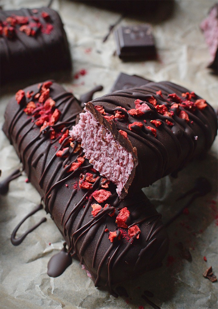 Clean chocolate dessert recipes for Valentine's Day -- because a sugar crash is not sexy: Raw Raspberry Ruffle Bars at Rawberry Fields