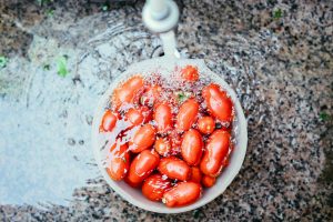 Save yourself some time with our cheat sheet of foods you never need to both washing -- and a few that you should always. You may be surprised (we were)! | Cool Mom Eats [Photo by Davide Ragusa via Unsplash]