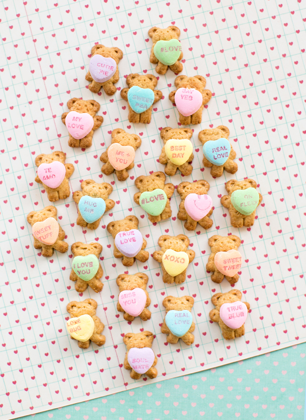 Easy Valentine's Day treats for the classroom: Teddy Bear Graham Cookies | Hello Wonderful 