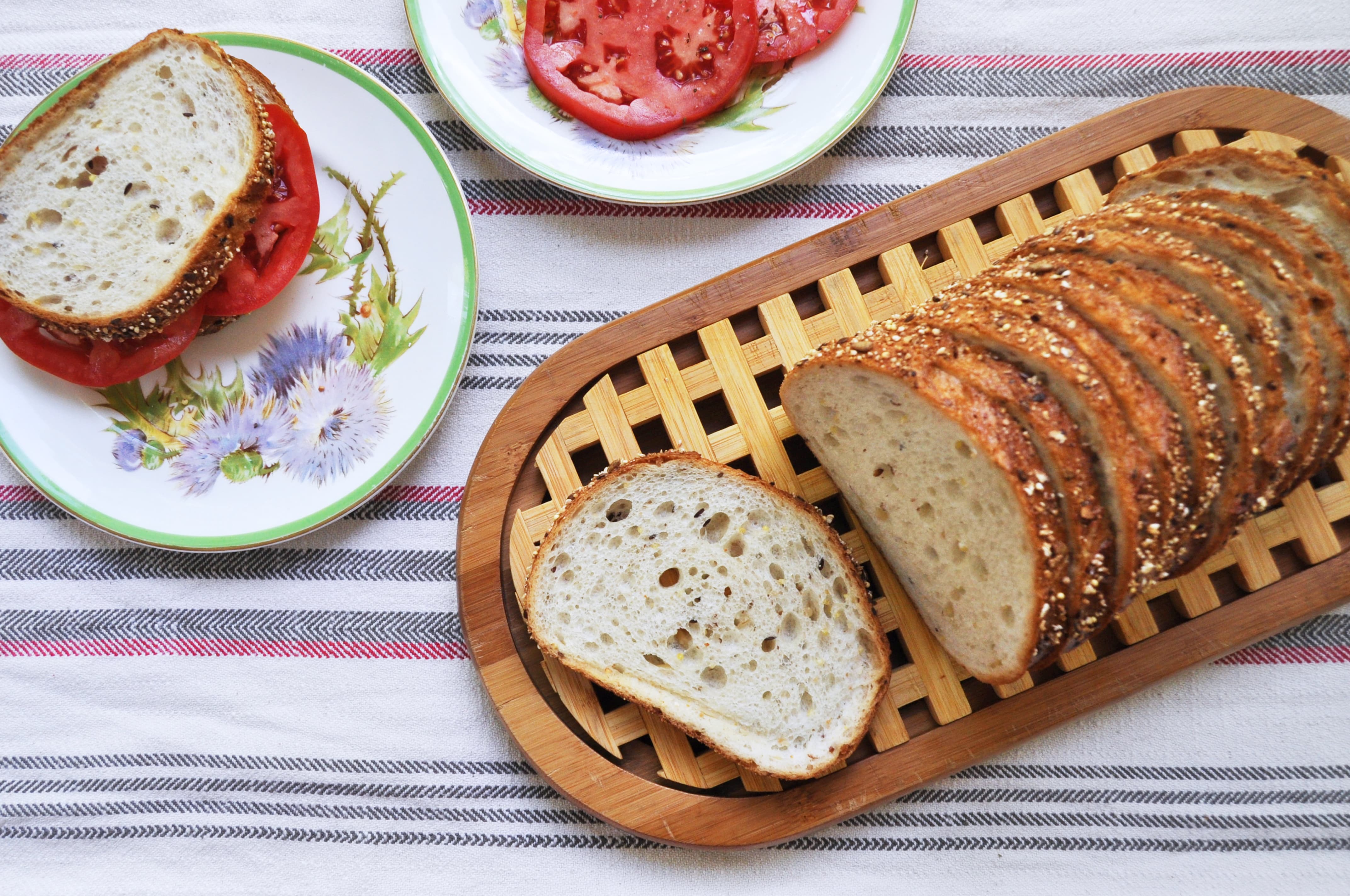 tomato sandwich with sliced bread