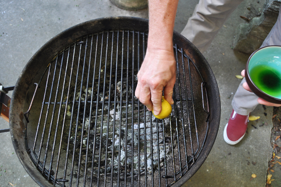 Best grilling hacks of the summer: cleaning the grill with a lemon | © Anne Wolfe Postic Cool Mom Eats