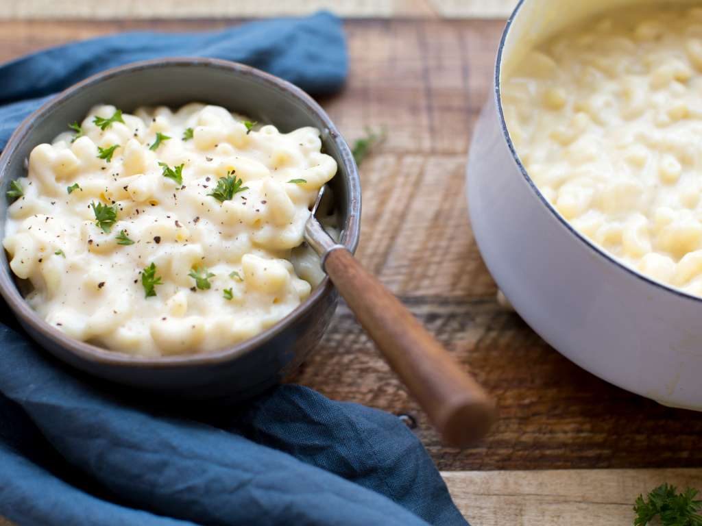 Hot lunch box ideas for school: Stovetop Cauliflower Mac n Cheese recipe: great for hot lunches for school | via MilkLife (sponsor)