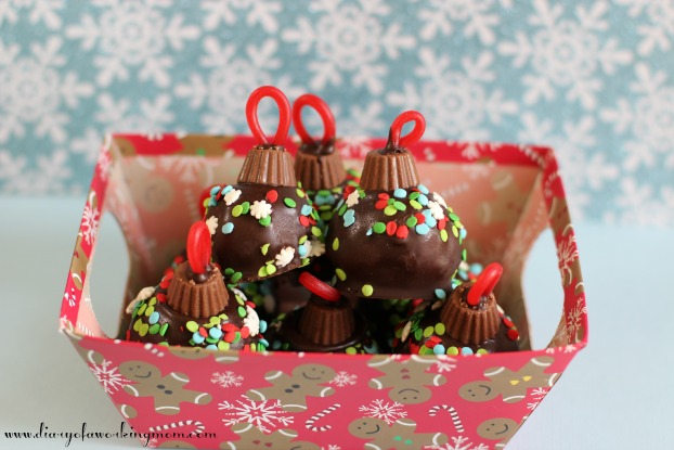 Holiday cookie balls to make with the kids: Cookie ball ornaments at Diary of a Working Mom