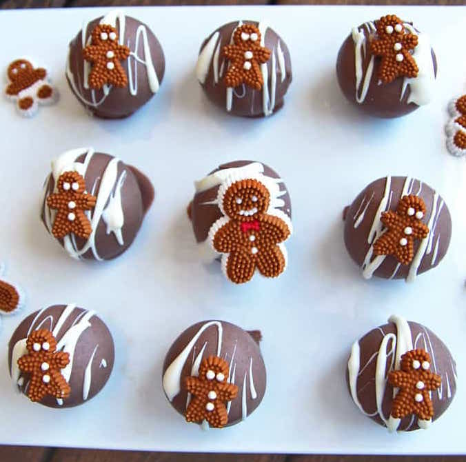 Holiday cookie balls to make with the kids: Gingerbread cookie balls at Leelicious