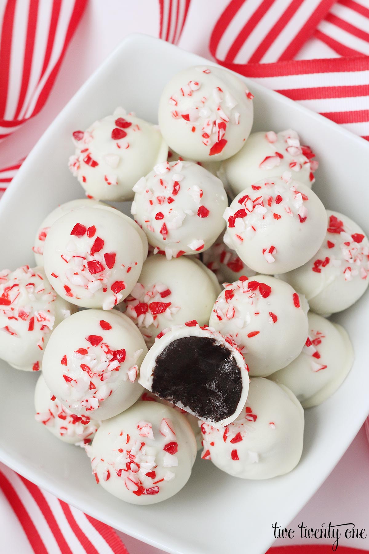 Holiday cookie balls to make with the kids: Peppermint Cookie Balls at Two Twenty One