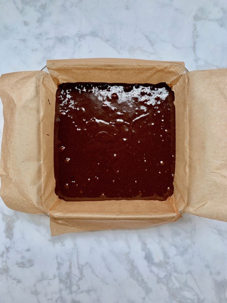  Cómo quitar los brownies de la sartén: ¡retire los clips una vez que la masa esté dentro! / © Jane Sweeney Cool Mom Eats