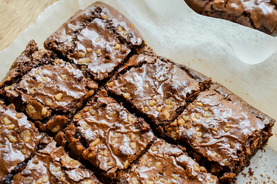 Top 10 posts of 2020: How to remove brownies from the pan (without them breaking!) | Cool Mom Eats