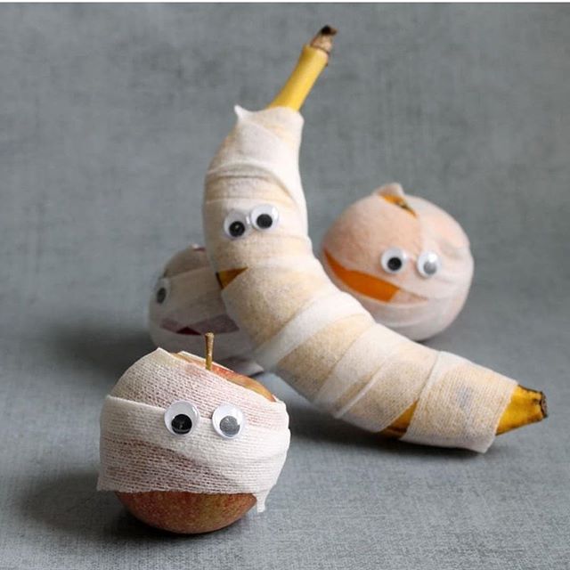 Easy Halloween treats on Instagram: Halloween mummy fruits by the decorated cookie
