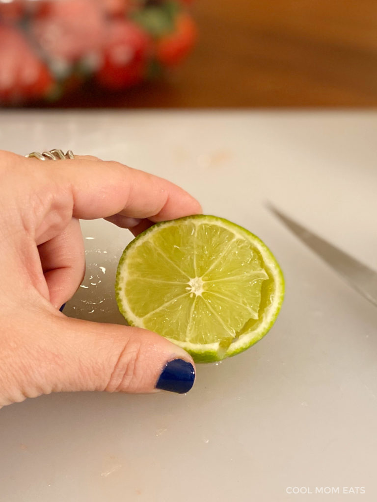 Easy cocktail garnishes for dummies that make cocktails look pro: How to make a twisty lime rind