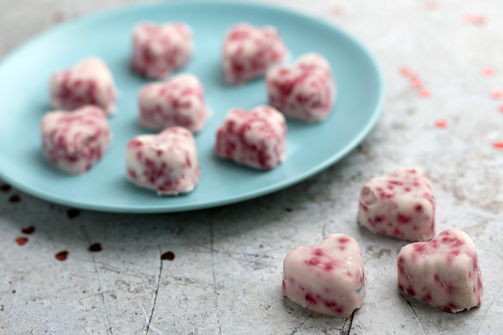Ideas for 6 low-sugar Valentines treats the kids will love. No artificial sweeteners either.
