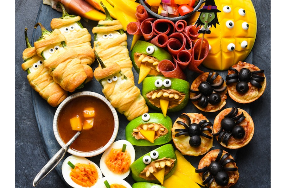 Halloween Snack Tray ideas we love, like this one from Foxes Love Lemons