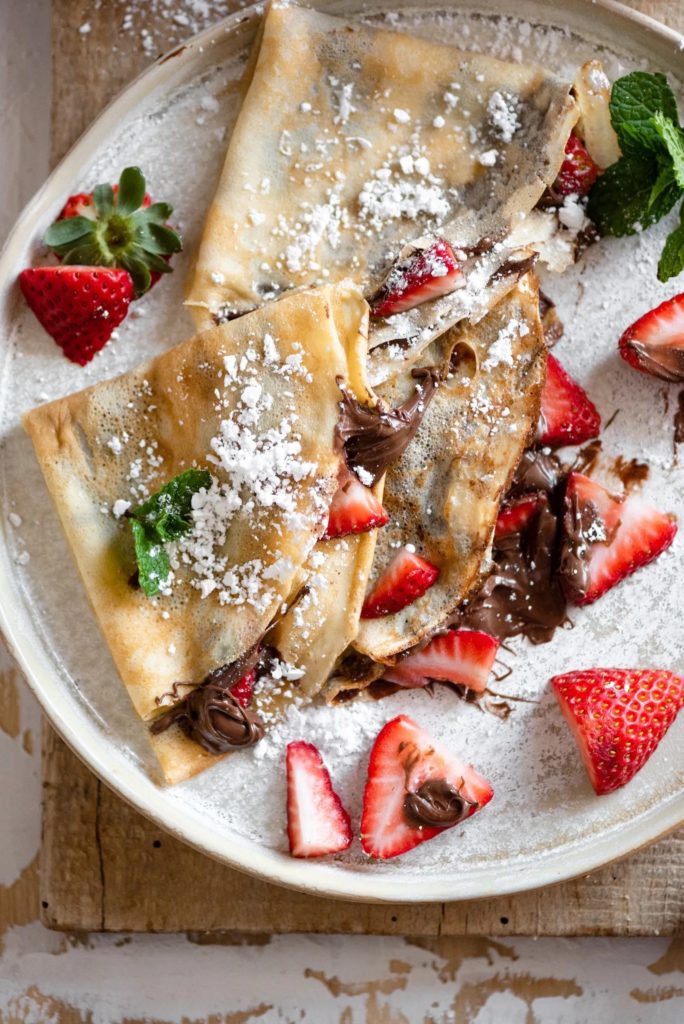 Tricks for lghter summer dessert recipes: swap out cakes for crepes! Nutella and strawberry crepes at Apple of my Eye