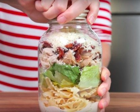 These make-ahead mason jar pasta lunches from The Domestic Geek for TipHero are satisfying and nutritious