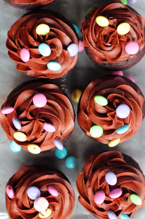 These pretty chocolate Easter cupcakes from Ritzy Mom are hiding a delicious secret inside.