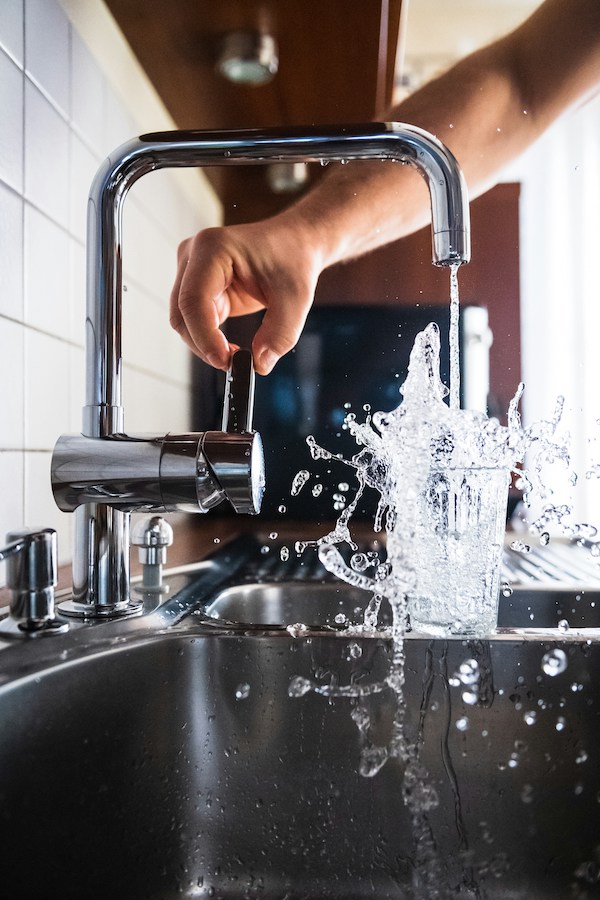 Tips for replacing water filters: spring cleaning kitchens