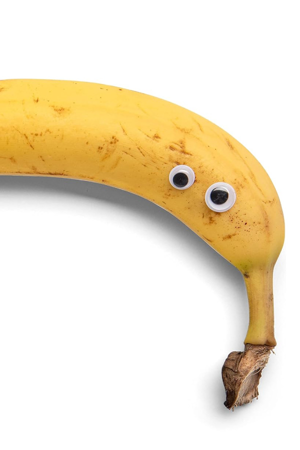 Bananas with google eyes make a healthy Halloween treat that's so easy for lunchbox snacks too